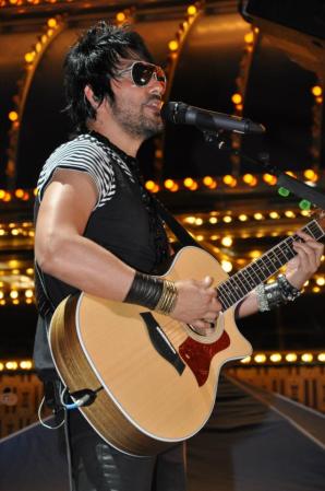 Su presentación lucio espectacular con una audiencia de más de cinco mil personas en Fremont Street Experience, Las Vegas.