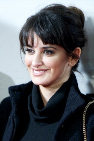 La actriz española Penelope Cruz nos enseña a peinarnos rápido y con elegancia, si tienes flequillo alácialo y sujeta el resto del pelo con un pequeño "chignon", sin importar que caigan algunas mechas.