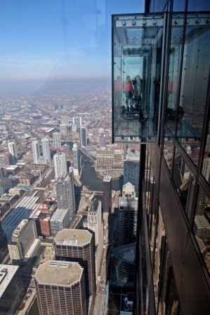 Los visitantes disfrutan de las maravillosas vistas parados en el balcón del Skydeck.