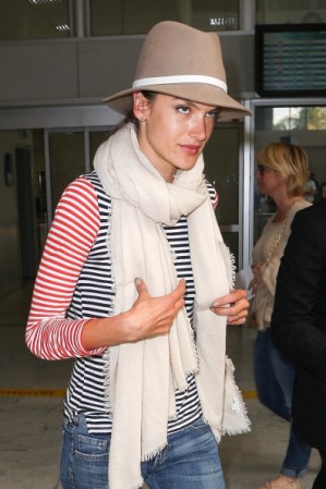 La modelo Alessandra Ambrosio enfundada en un cómodo atuendo, lució este sombrerito beige con cinta blanca.