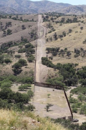 JULIO 2012 - Mientras unos se las ingenian para atravesar la frontera, la Patrulla Fronteriza dedica todos sus recursos a proteger la frontera entre México y Estados Unidos.