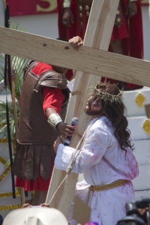 La tradición del Vía Crucis empezó cuando fue ofrecida en agradecimiento a que terminó el cólera que azotó a esta localidad en 1833.