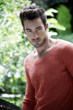 En agosto de 2009 la revista "People en Español"lo nombró el más guapo de la lista de "Los 25 hombres más guapos".