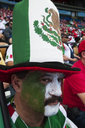 En los partidos de futbol, los mexicanos la portan en sus sombreros, playeras, pelucas y en todo tipo de accesorios.