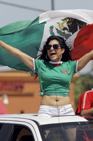 Las fanáticas del fútbol la exhiben en sus milimétricas ombligueras.