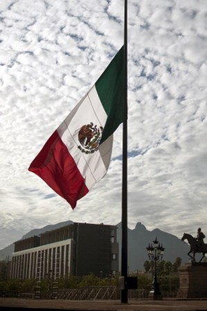 El Escudo Nacional de México está basado en la leyenda azteca que cuenta cómo su pueblo vagó por cientos de años en el territorio mexicano buscando una señal para fundar la ciudad de Tenochtitlán.