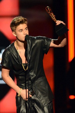 Justin Bieber, aceptó el premio como "Top Male Artist", al mismo tiempo que se tocó sus atributos.