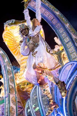Desfiles de las escuelas de samba del Grupo Especial del Carnaval de Río de Janeiro, el considerado mayor espectáculo del mundo al aire libre, en el Sambódromo de Sampucai.