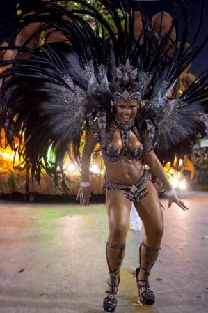 Las bailarinas se mueven de manera espectacular al compás del "Batuk" (repiqueteo de tambores), como se conoce a los diferentes ritmos de percusión procedentes de África y que en Brasil se fundieron en la famosa "batucada".
