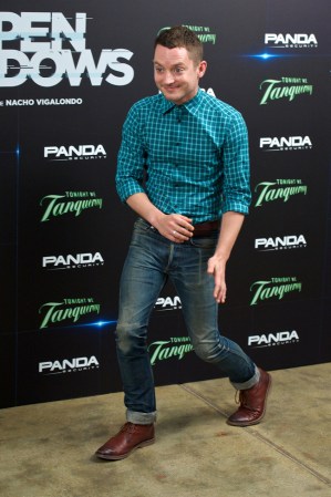 Elija Wood en camino a reunirse con los medios durante la promoción de “Open Windows”.