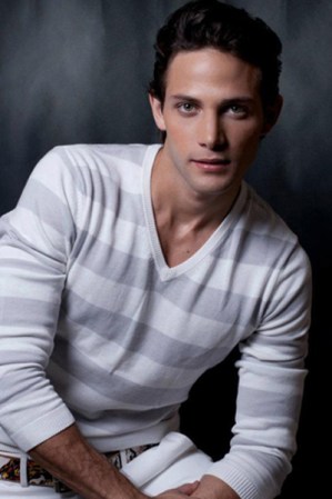 Algo que no podemos negar es que este galán de telenovela se ve bien con todo tipo de prendas. ¡El que es lindo, es lindo!