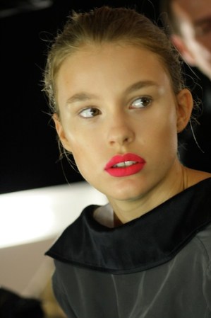 Cuando pruebes este look, recuerda mantener el resto del rostro muy natural para que tus labios sean los que atraigan la atención.