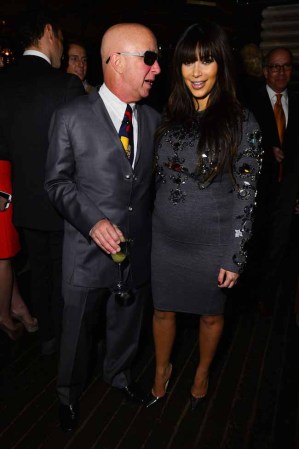 Con cinco meses de embarazo, la más popular de las hermanas Kardashian no ha renunciado por el momento a las faldas ajustadas, los vestidos cortos y los altísimos tacones.