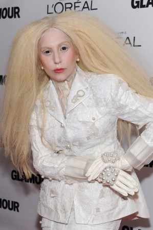 Con este "look" fantasmagórico apareció la vocalista en varias ocasiones, mientras promocionaba el sencillo "Venus".