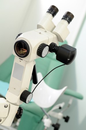 Puede que las mujeres que están en alto riesgo de cáncer de cuello uterino debido a un sistema inmunológico suprimido, necesiten hacerse las pruebas de detección con más frecuencia.