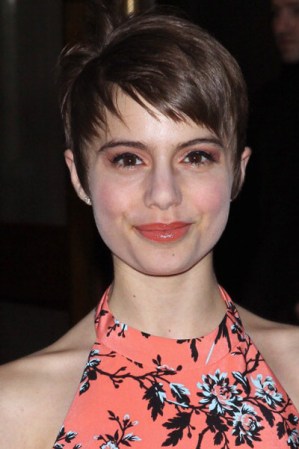 Si quieres cambiar de look esta primavera y no te da miedo arriesgar, copia el estilo de Sami Gayle, deja tu melena híper corta y con fleco. Equilibra tu look maquillándote con una paleta en tonos pastel.
