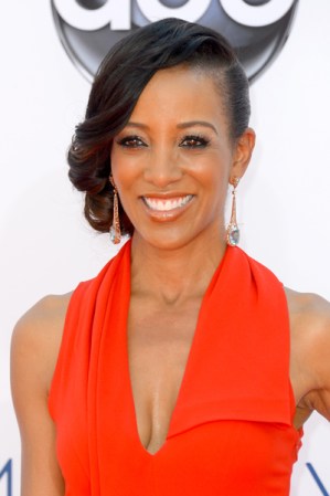 Shaun Robinson seduce con su sonrisa y un sugestivo escote que lleva con mucha personalidad.