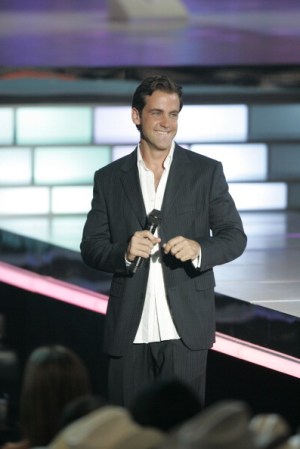 2007. Cantante, actor y productor, Carlos Ponce ha cautivado el escenario de los Premios Billboard con su poderosa voz y en la alfombra roja con su estilo formal pero con un toque de desenfado.