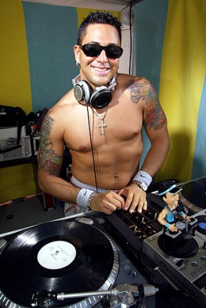 DJ Skribble durante el "MTV Spring Break" del 2003" en Miami Beach, Florida.