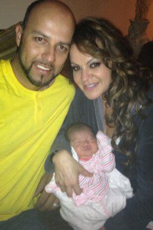En esta foto aparece con su último marido, el ex jugador de beisbol Esteban Loaiza, y su nieta.