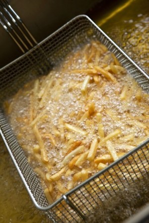 Alimentos como las aparentemente inofensivas papas fritas se asocian a un mayor riesgo de generar diabetes tipo 2, enfermedad que es conocida por afectar la salud sexual de hombres y mujeres.