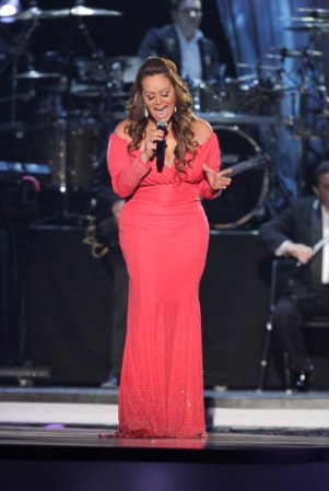 Jenni Rivera también forma parte de las lista de nominadas, en la gala del 2012 lució este vestidito rojo que destacó sus formas. ¿La recuerdas?
