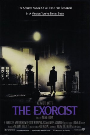 15. The exorcist. <br />Otro ícono inolvidable. En el poster de esta espeluznante y magnífica película, un sacerdote se encuentra de pie, en plena noche, frente a una casa de la que sale un rayo poderoso de luz. El cartel es una amenaza, pero tan atractiva que todos corrimos a ver la película.