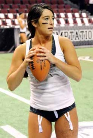 La mariscal de campo para el equipo de "Los Angeles Temptation" toma muy en serio su entrenamiento a pesar de hacerlo en paños menores.