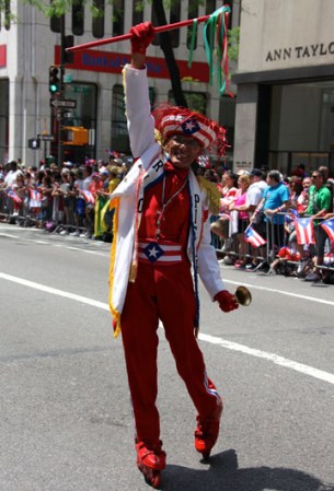 Miles de boricuas acapararon las calles de la Quinta Avenida de Nueva York, donde celebraron unidos y por todo lo alto el orgullo puertorriqueño.