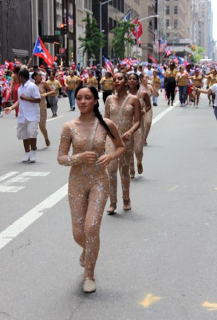 Miles de boricuas acapararon las calles de la Quinta Avenida de Nueva York, donde celebraron unidos y por todo lo alto el orgullo puertorriqueño.