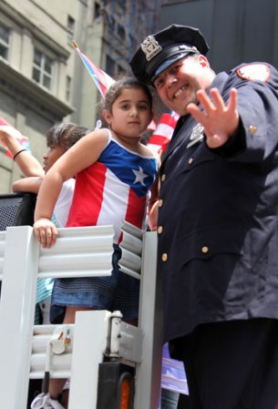Miles de boricuas acapararon las calles de la Quinta Avenida de Nueva York, donde celebraron unidos y por todo lo alto el orgullo puertorriqueño.