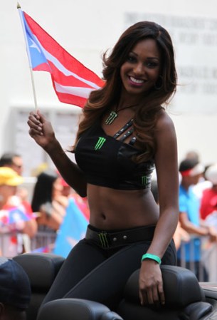 Miles de boricuas acapararon las calles de la Quinta Avenida de Nueva York, donde celebraron unidos y por todo lo alto el orgullo puertorriqueño.
