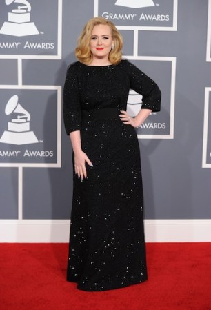 ¡Adiós a las flacas! El tener en estos días curvas no es motivo para acomplejarte. Mira cómo Adele luce espléndida con este vestido negro. El secreto de su look: un vestido sobrio, pero que acentúa su figura y el peinado con mucho volumen que equilibra toda su silueta.