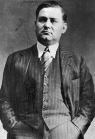 "Bugs" Moran heredó lo que quedaba del negocio de licores de O'Bannion, y vivió para contarlo. Falleció de cáncer en prisión en 1957.
