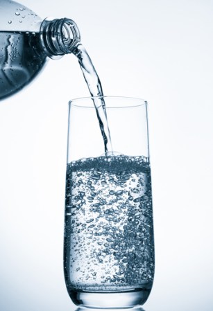 Toma agua carbonatada.