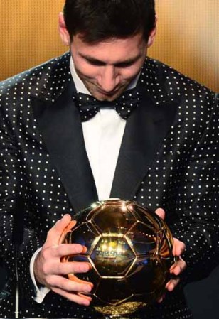 Lionel Messi volvió a engrandecer la historia del fútbol mundial al convertirse en el primer futbolista que gana cuatro veces seguidas el Balón de Oro al mejor jugador del año de la FIFA.