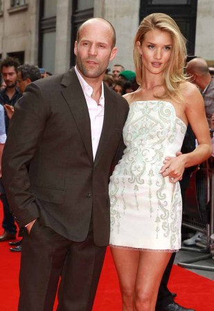Y si te preguntabas sobre el estado civil de Rosie, la respuesta es que está ocupada con el actor Jason Statham. Lo sentimos mucho, aún así esperamos que hayas disfrutado de esta galería.