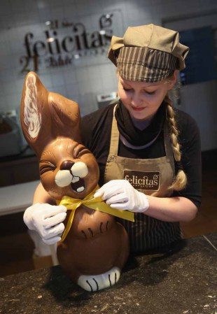Estas son las manos que crean los mejores conejitos de Pascua de chocolate.