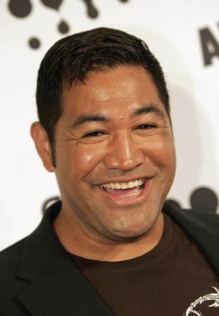 En el 2002, Esera Tuaolo – un exjugador de fútbol americano que tiene dos niños con su pareja – admitió por primera vez durante una entrevista que era gay.