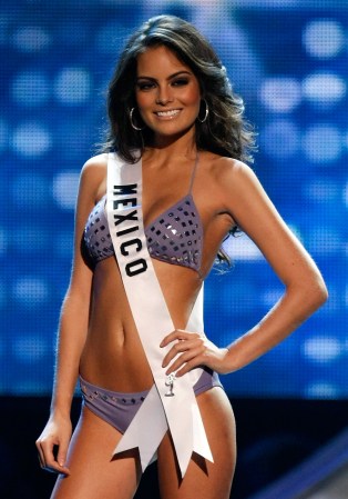 En agosto de 2013, la modelo mexicana escribió algunos mensajes en su cuenta de Twitter en referencia al cumpleaños de Levy. La ex esposa del galán cubano, Elizabeth Gutiérrez, supuestamente se habría molestado por el mensaje y escribió en Twitter: “Dios mío las cosas q unos hacen por llamar la atención!”.