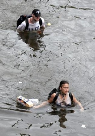 Las inundaciones más severas se produjeron al romperse los diques que protegían a Nueva Orleans.