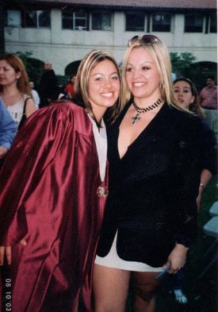 Aquí en una foto el día de la graduación de Chiquis.