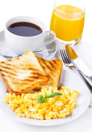 Un estudio demostró que aquellos que incluyen huevo en su desayuno pierden peso más rápido que aquellos que no.