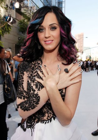 Para los premios MTV Video Music Awards de 2010, la intérprete lucía modernos mechones en fucsia y azul.