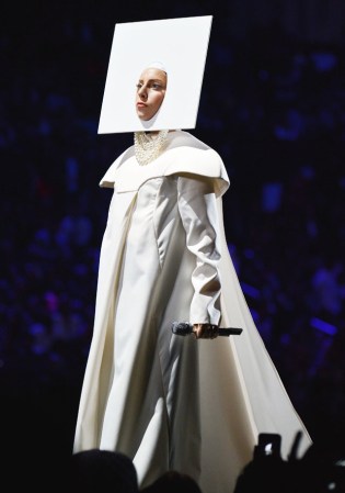 Como una peculiar monja, comenzó la interpretación de su éxito "Applause" en los MTV Video Music Awards 2013.