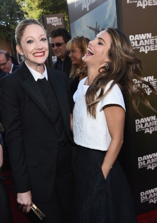Se saludan las actrices Judy Greer y Keri Russel al llegar al estreno de “Dawn Of The Planet Of The Apes”.
