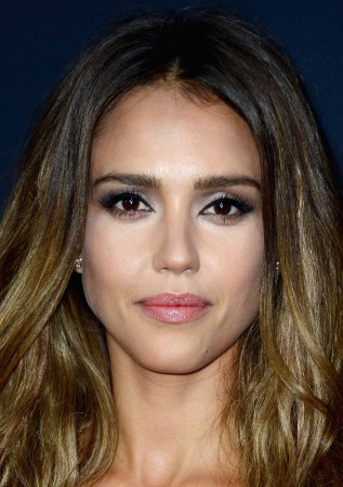 Jessica Alba: con vestido azul y casi sin respiración.