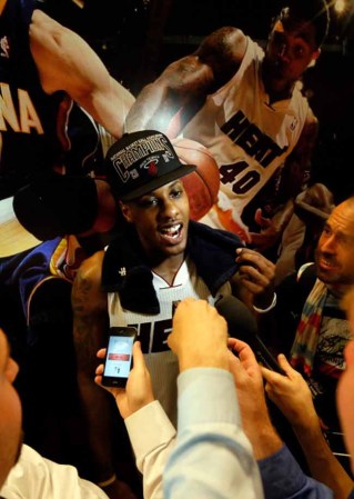Mario Chalmers #15 de Miami Heat celebra la victoria sobre San Antonio Spurs 95-88