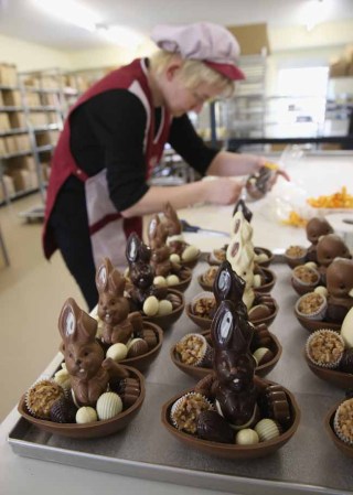 Estas son las manos que crean los mejores conejitos de Pascua de chocolate.