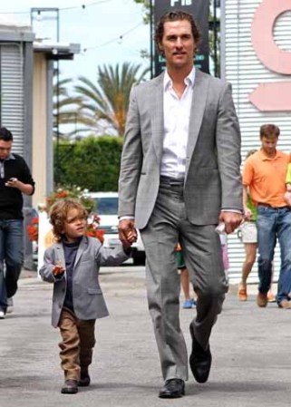 Matthew Mc Conaughey guapísimo en su rol de papá con su hijo Levi Alves